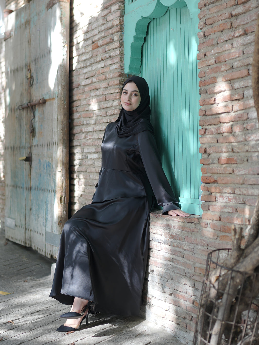 طقم ساتان أسود