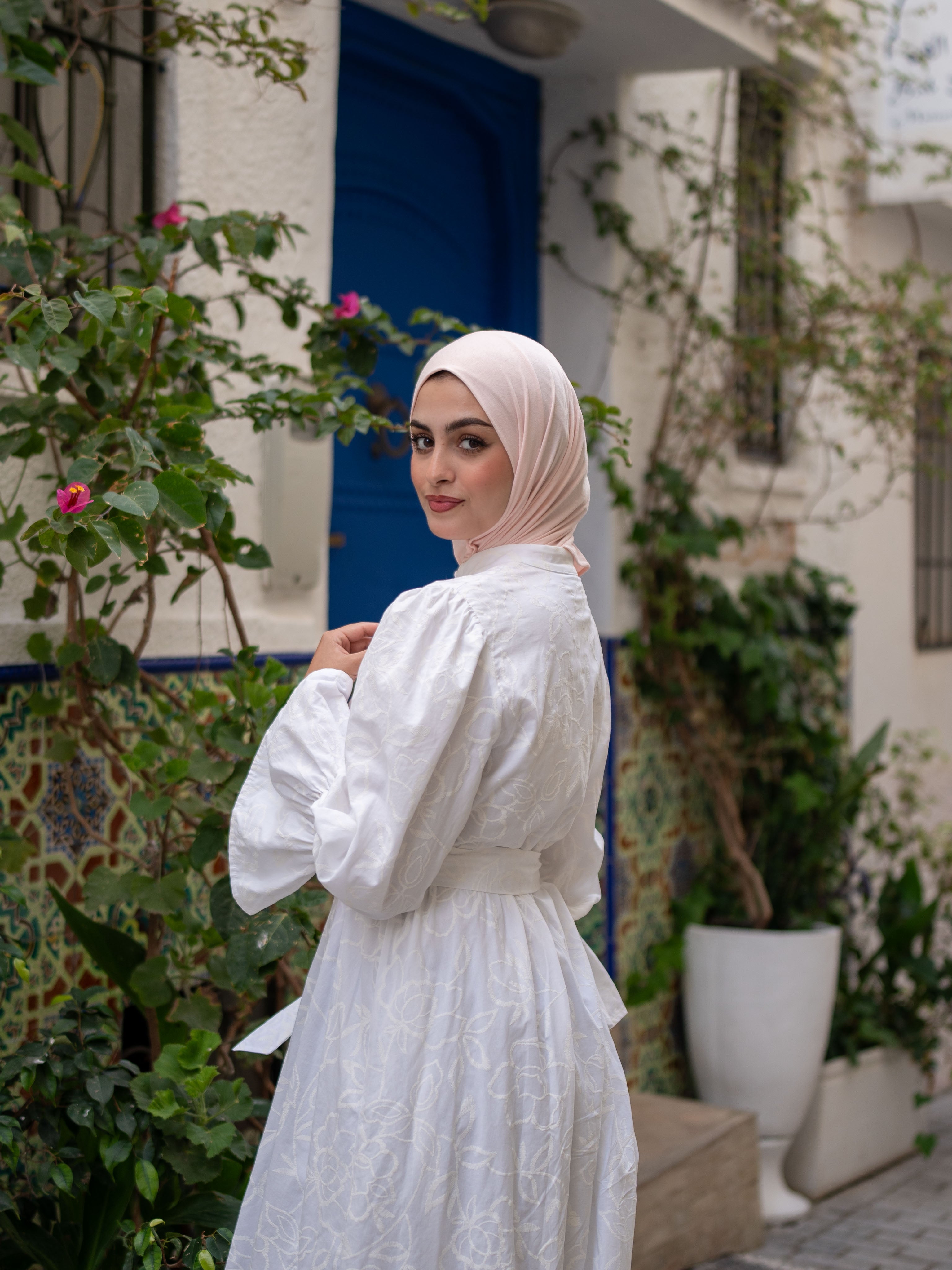 فستان أبيض طويل - أكمام منفوخة